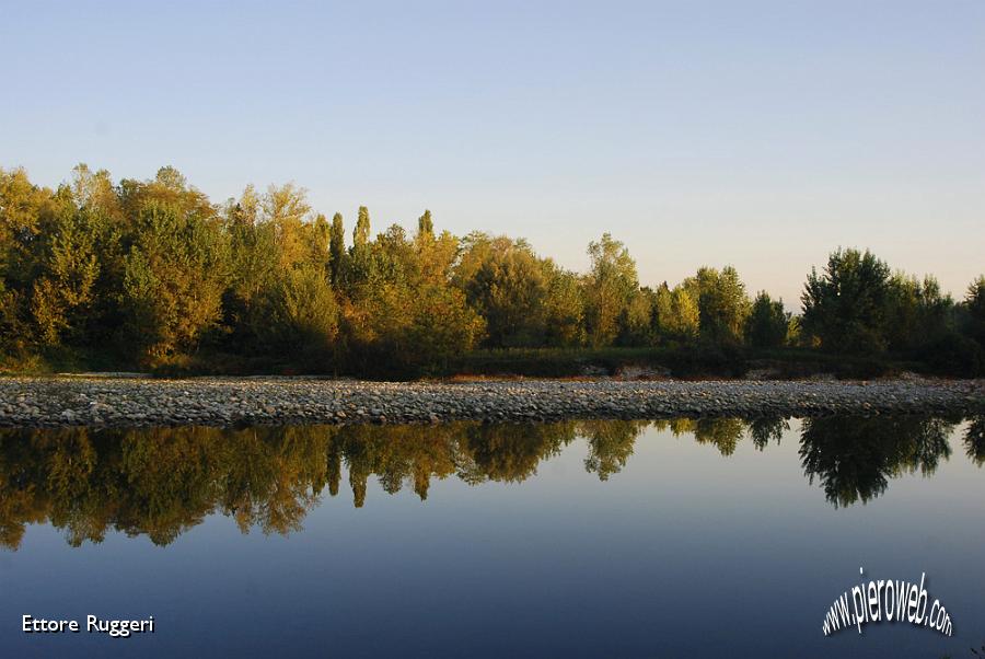 6 - riflessi sul fiume.JPG